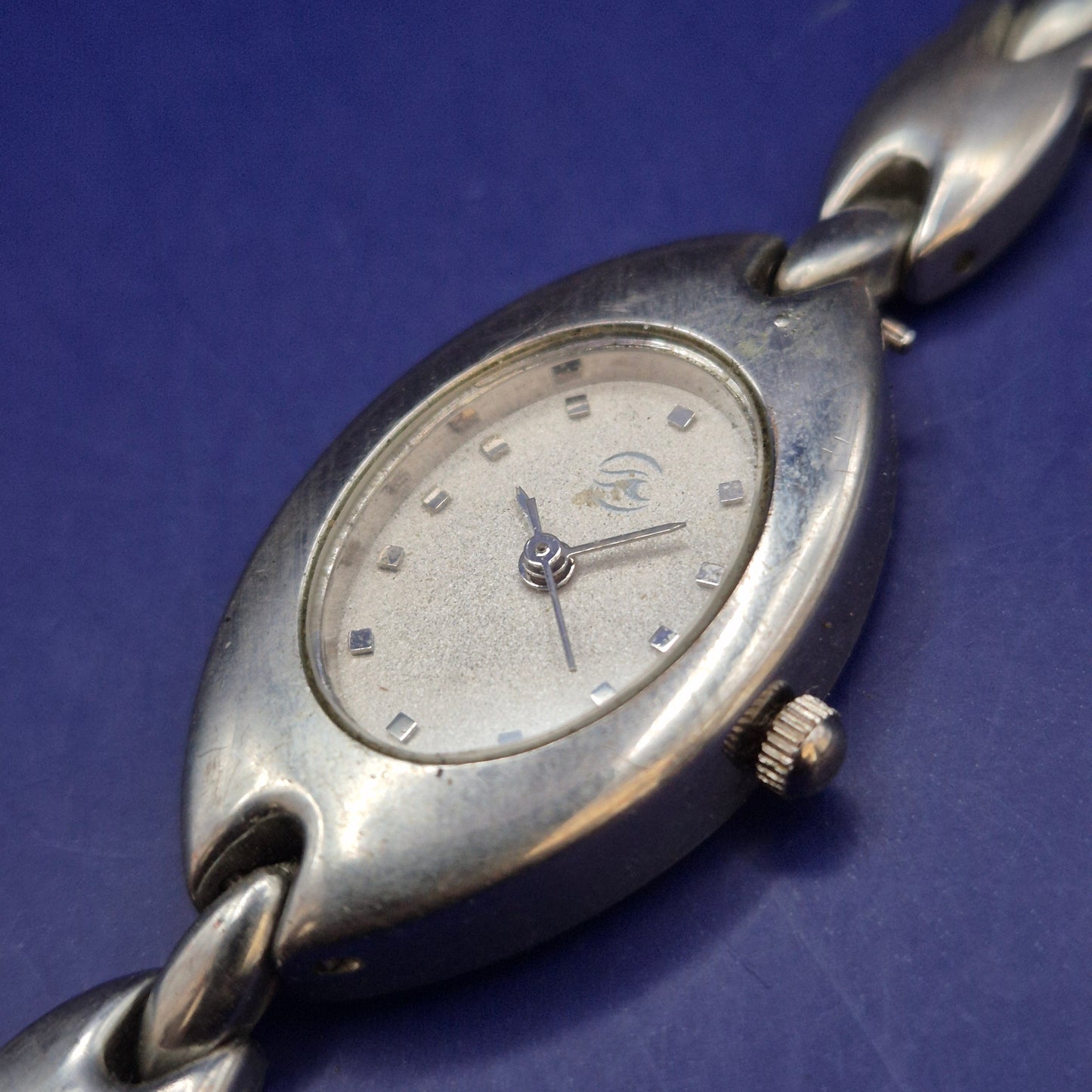 Elegante Damen Uhr – Modisches Ovales Design in Silberoptik