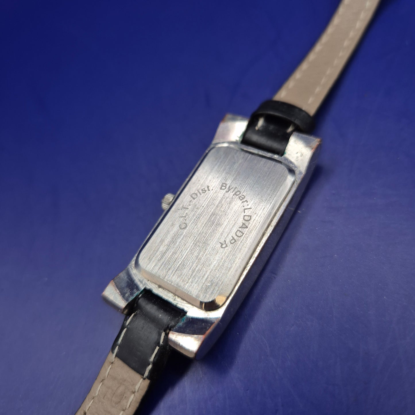 Elegante Damen Uhr – Rechteckiges Design mit funkelnden Steinen