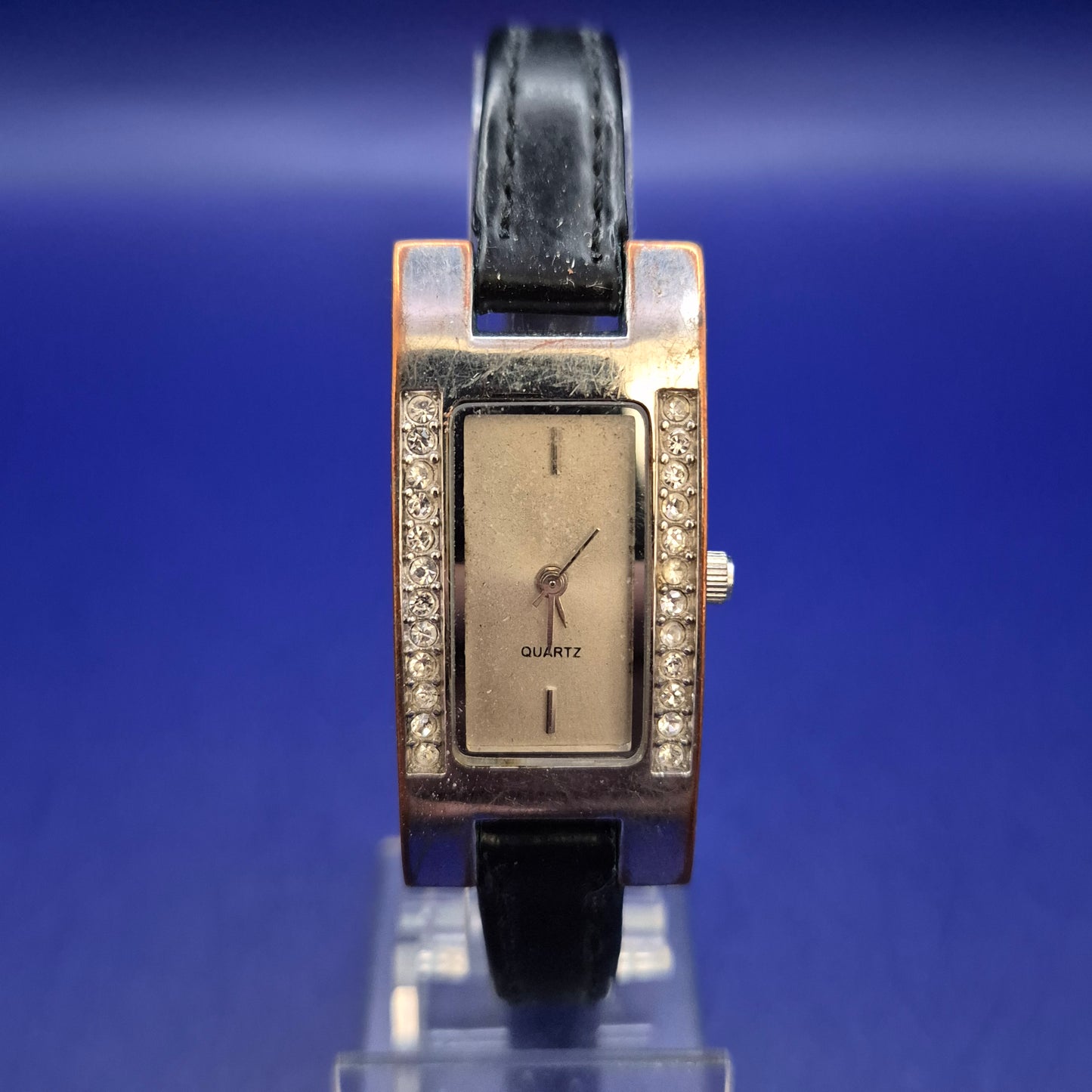 Elegante Damen Uhr – Rechteckiges Design mit funkelnden Steinen