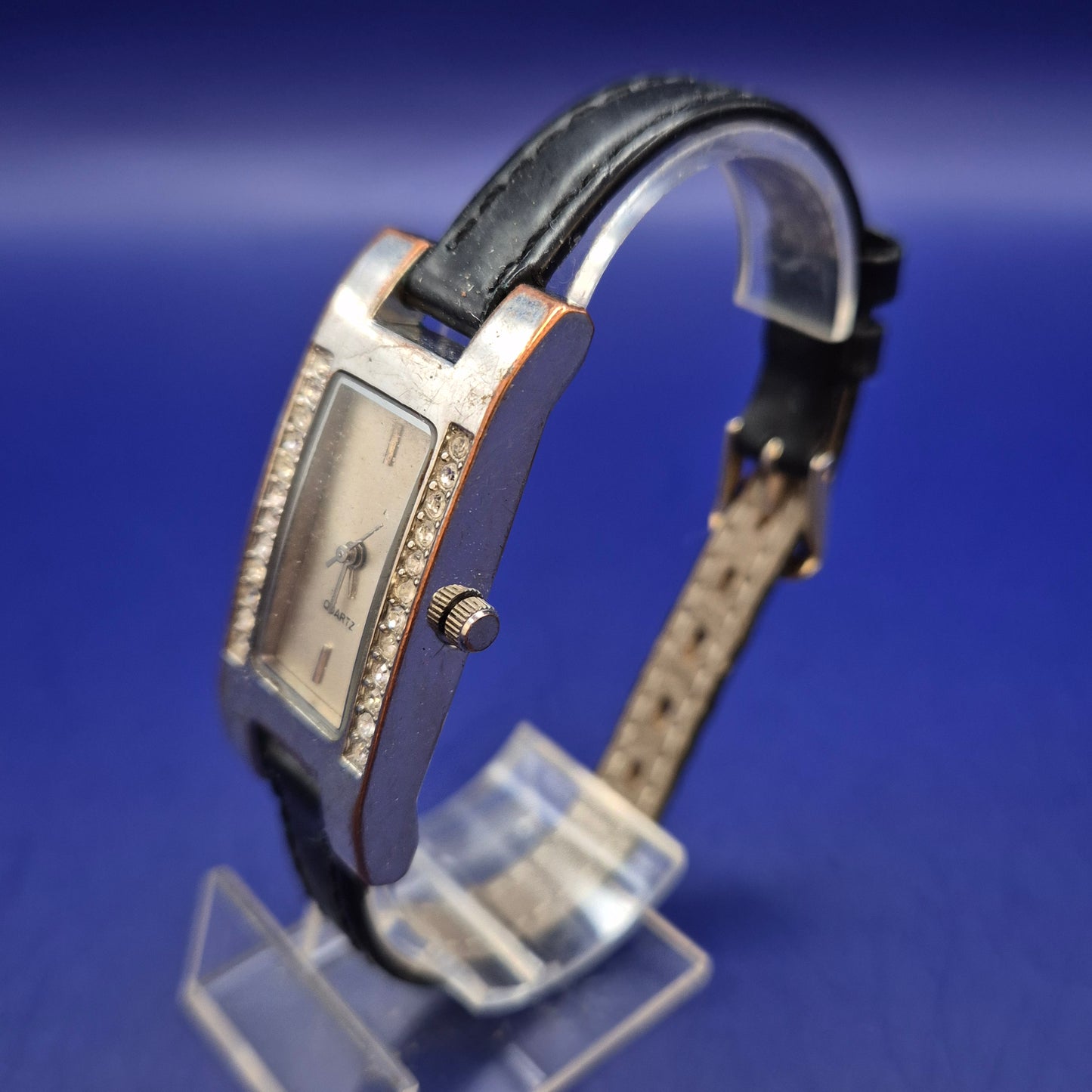 Elegante Damen Uhr – Rechteckiges Design mit funkelnden Steinen