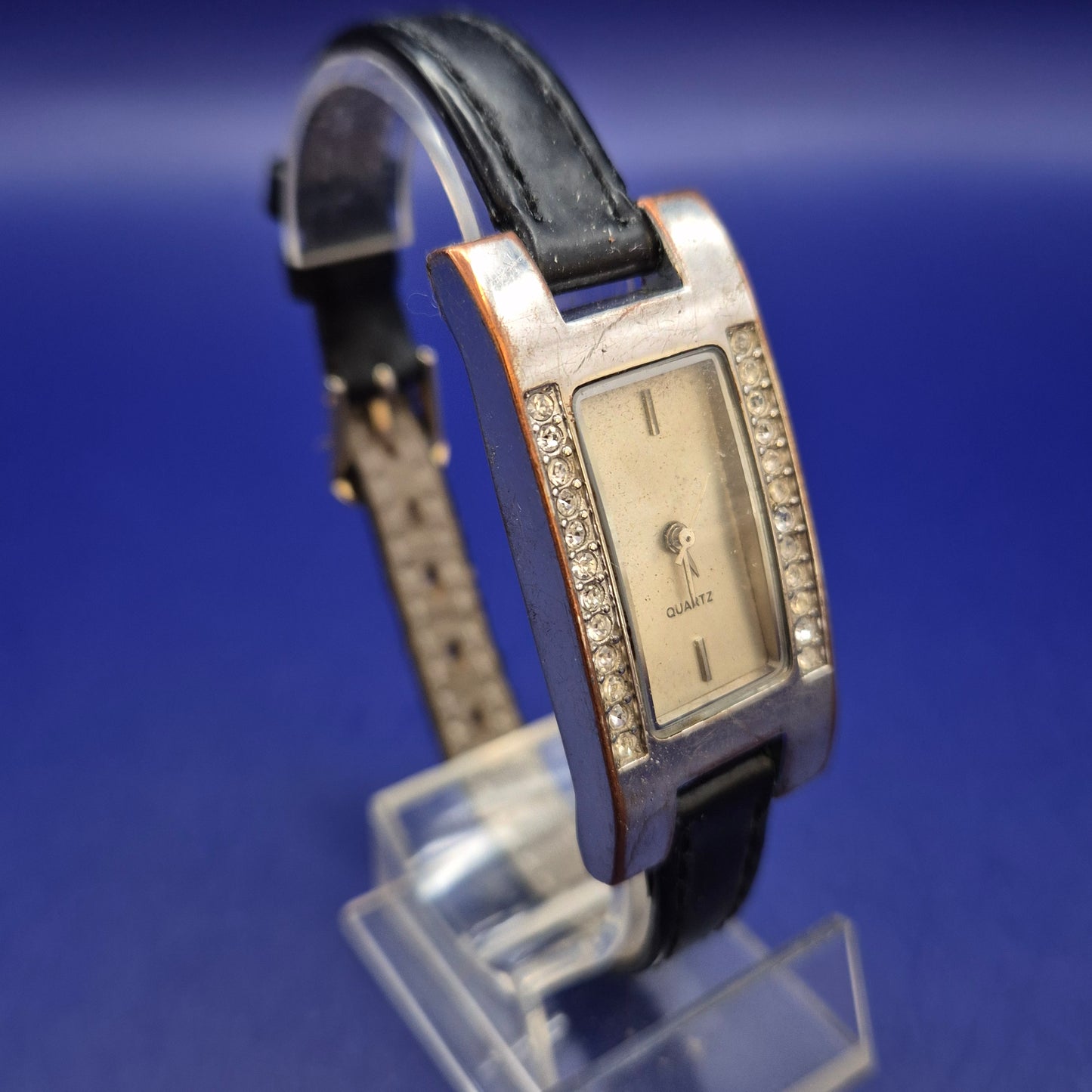 Elegante Damen Uhr – Rechteckiges Design mit funkelnden Steinen