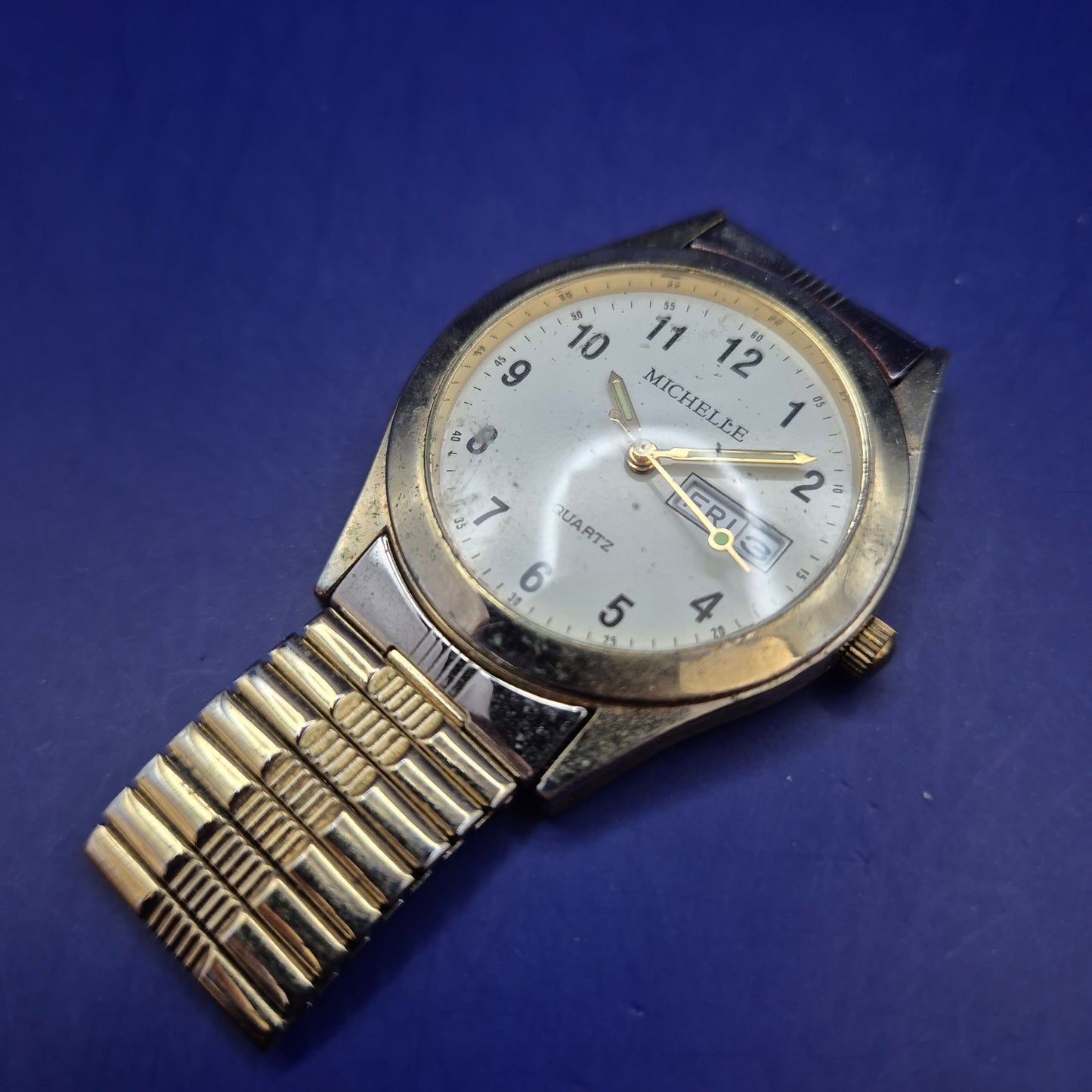 Klassische Michelle Herren Uhr – Gold-Optik mit Tag- und Datumsanzeige