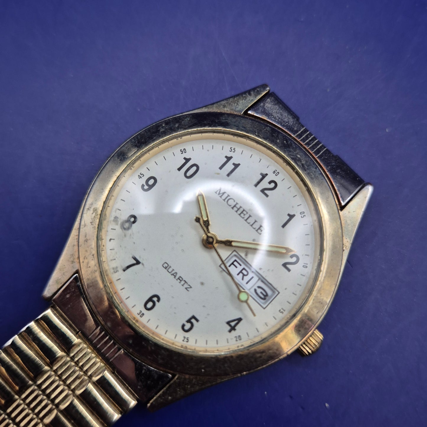 Klassische Michelle Herren Uhr – Gold-Optik mit Tag- und Datumsanzeige