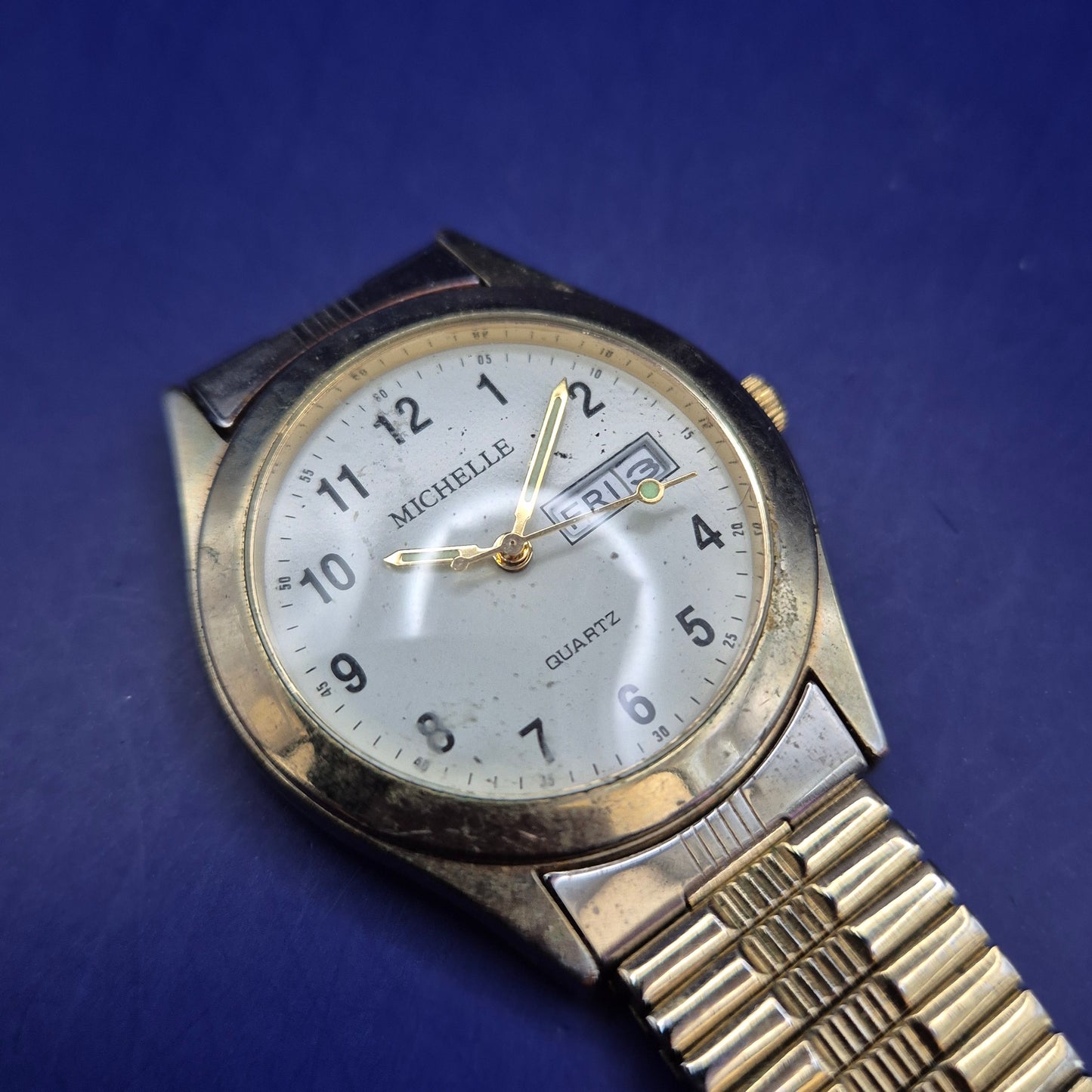 Klassische Michelle Herren Uhr – Gold-Optik mit Tag- und Datumsanzeige
