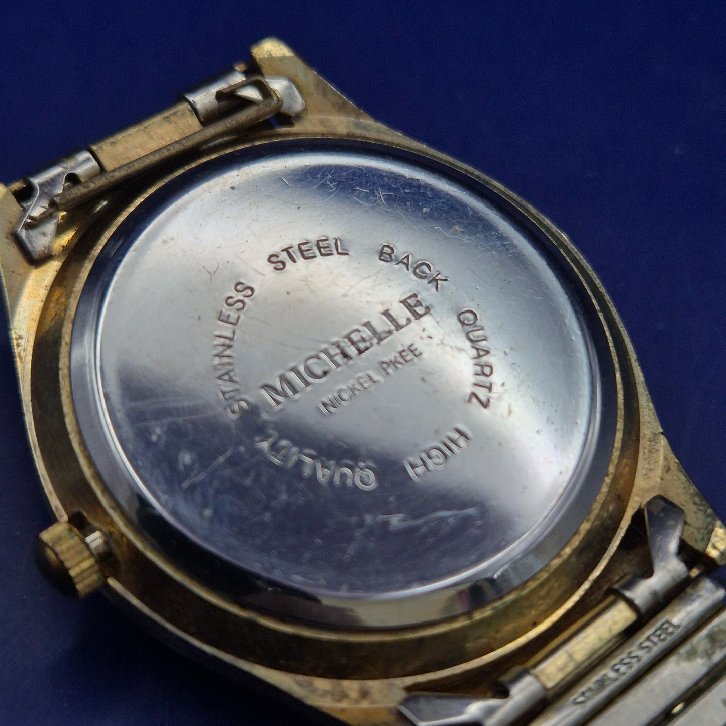 Klassische Michelle Herren Uhr – Gold-Optik mit Tag- und Datumsanzeige