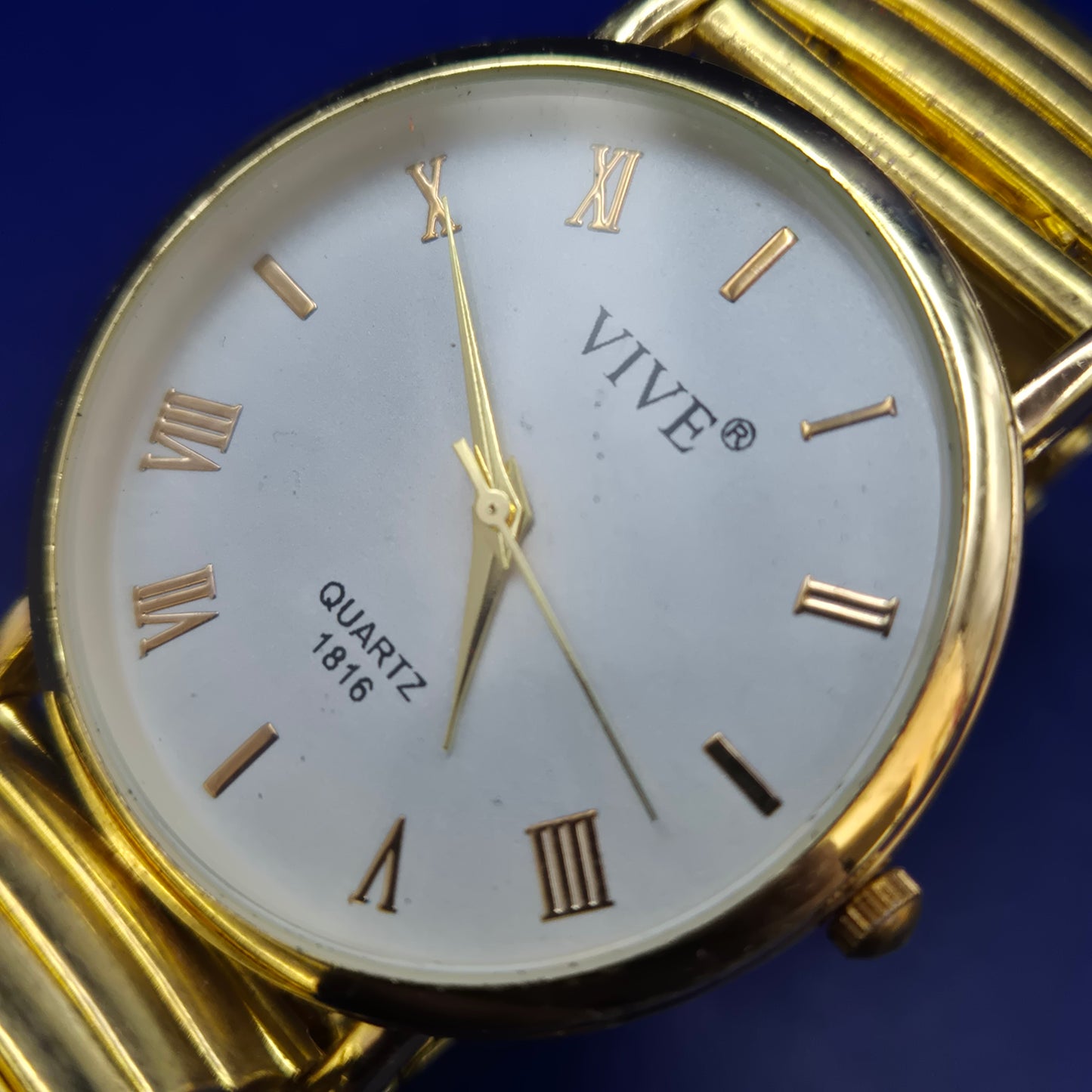 Klassische Vive Damen Uhr – Goldenes Zugband & Römische Ziffern