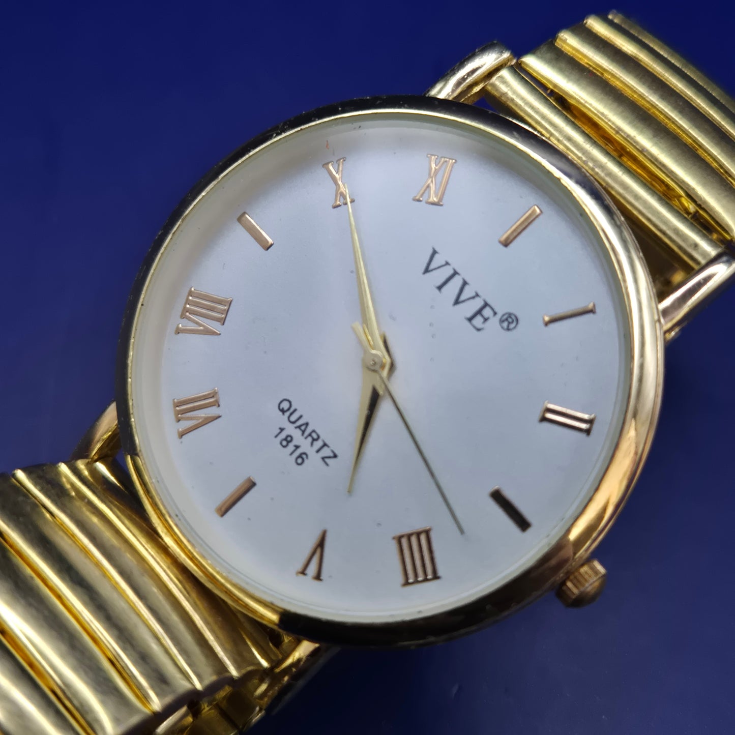 Klassische Vive Damen Uhr – Goldenes Zugband & Römische Ziffern