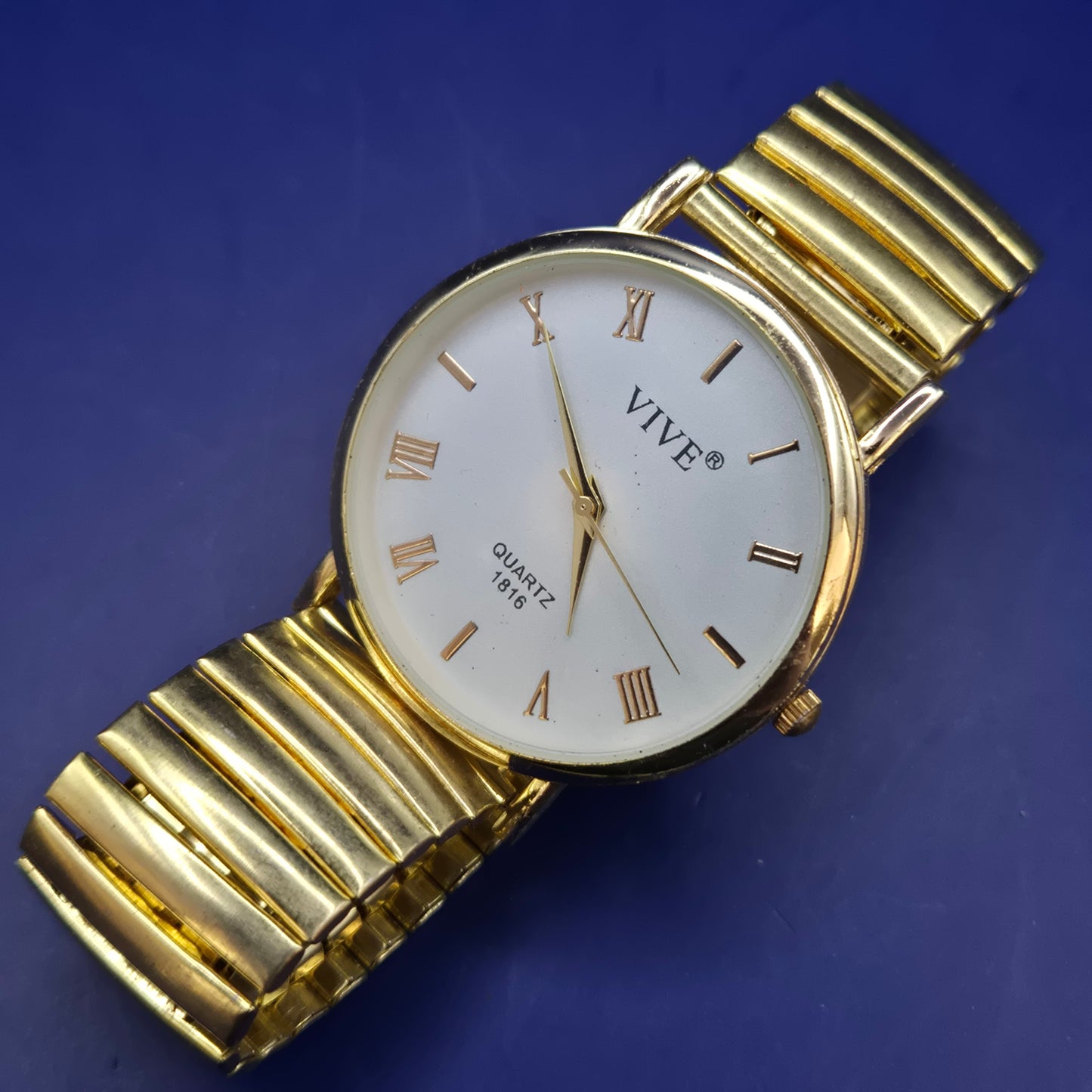 Klassische Vive Damen Uhr – Goldenes Zugband & Römische Ziffern
