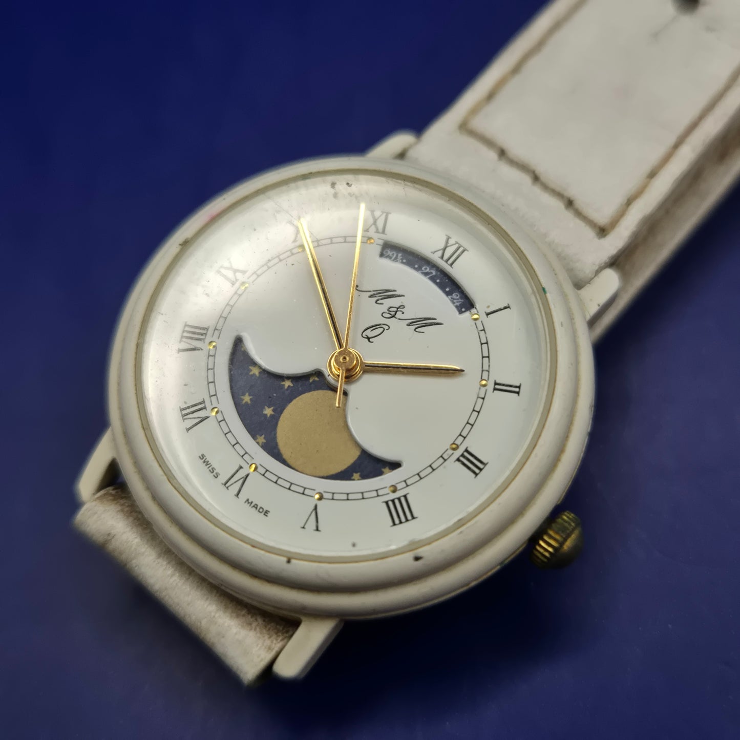 Elegante M&M Damen Uhr – Swiss Made mit Mondphase & Lederarmband