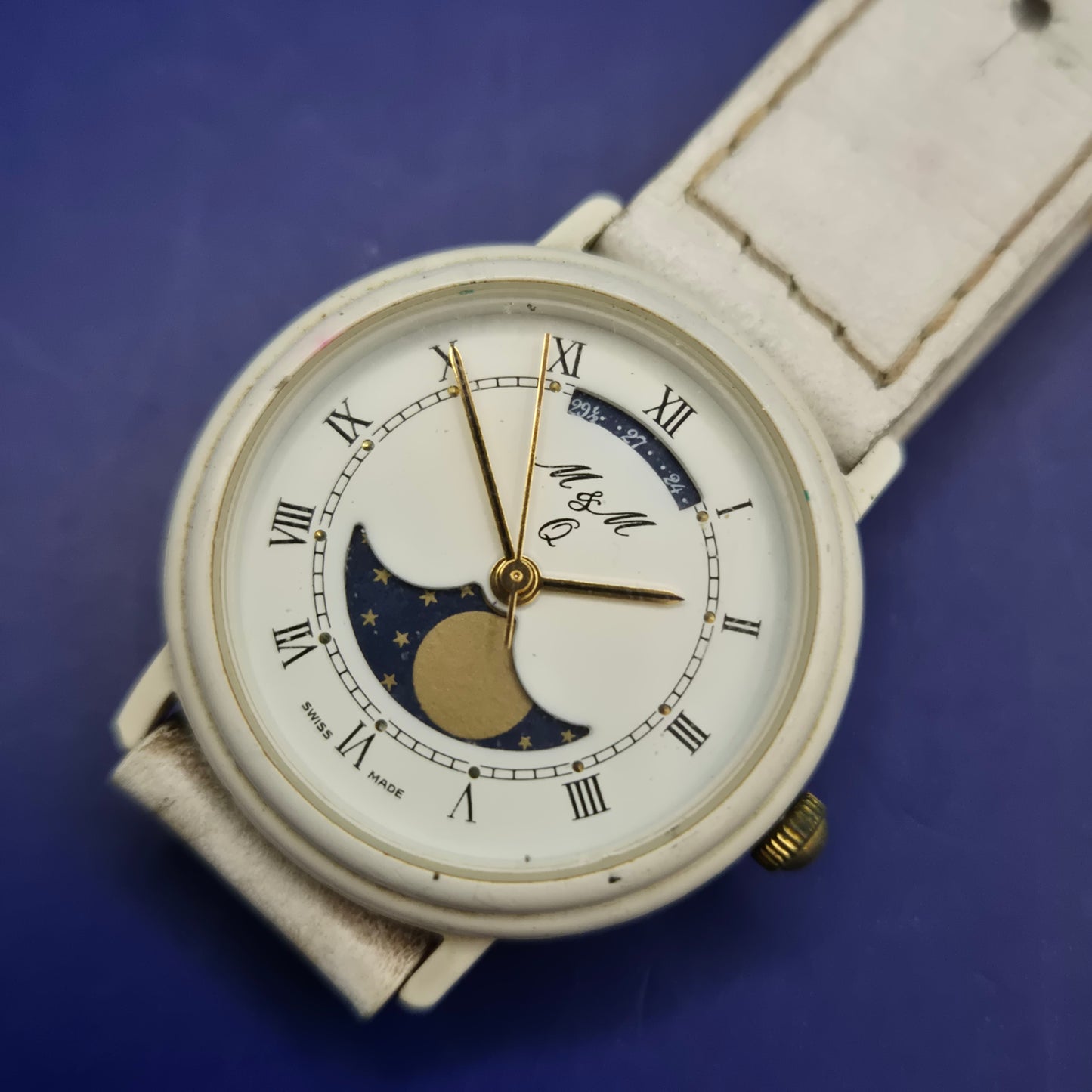 Elegante M&M Damen Uhr – Swiss Made mit Mondphase & Lederarmband
