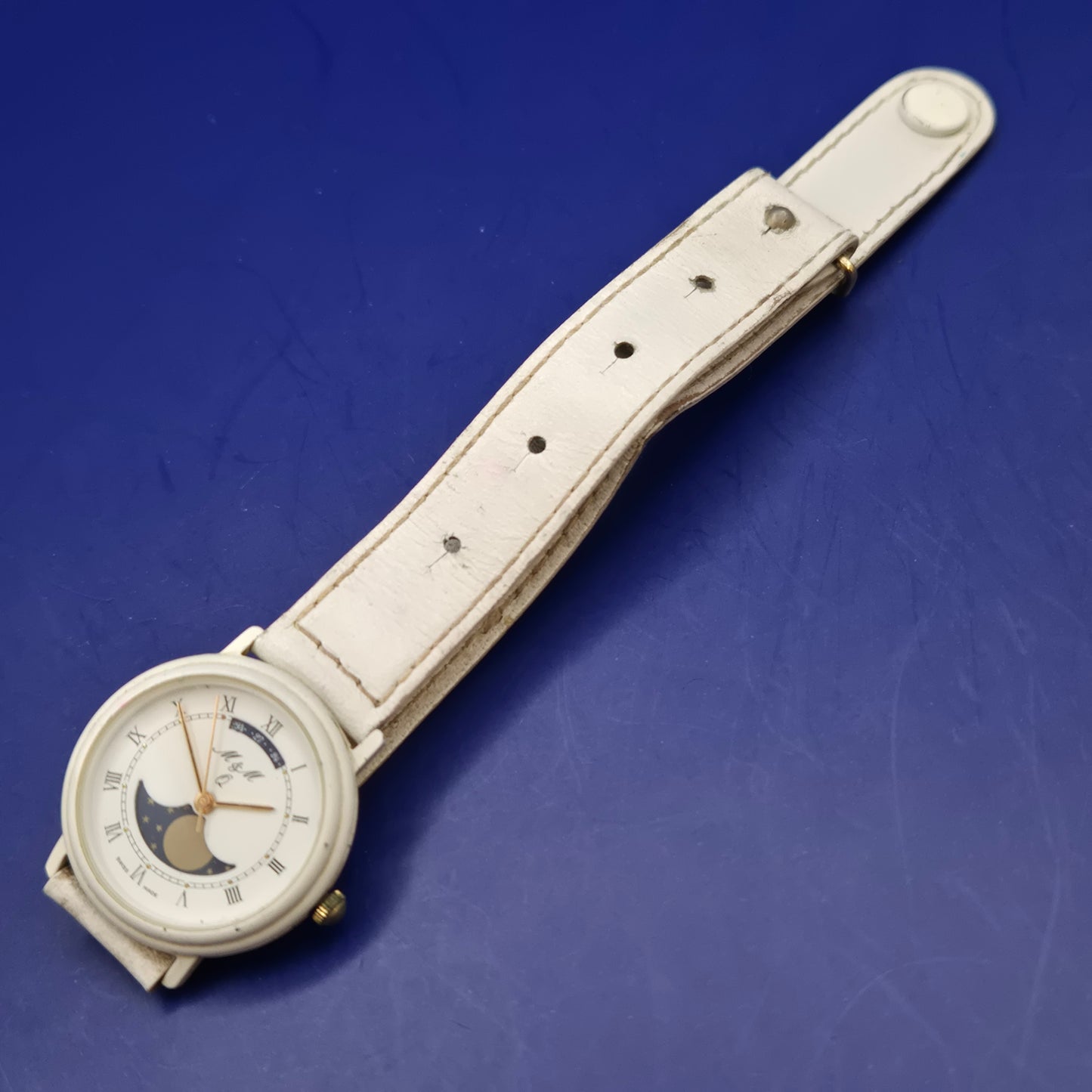 Elegante M&M Damen Uhr – Swiss Made mit Mondphase & Lederarmband