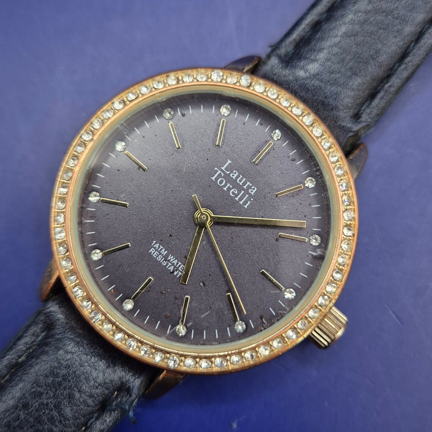 Elegante Laura Torelli Damen Uhr mit Glitzersteinen und dunklem Zifferblatt