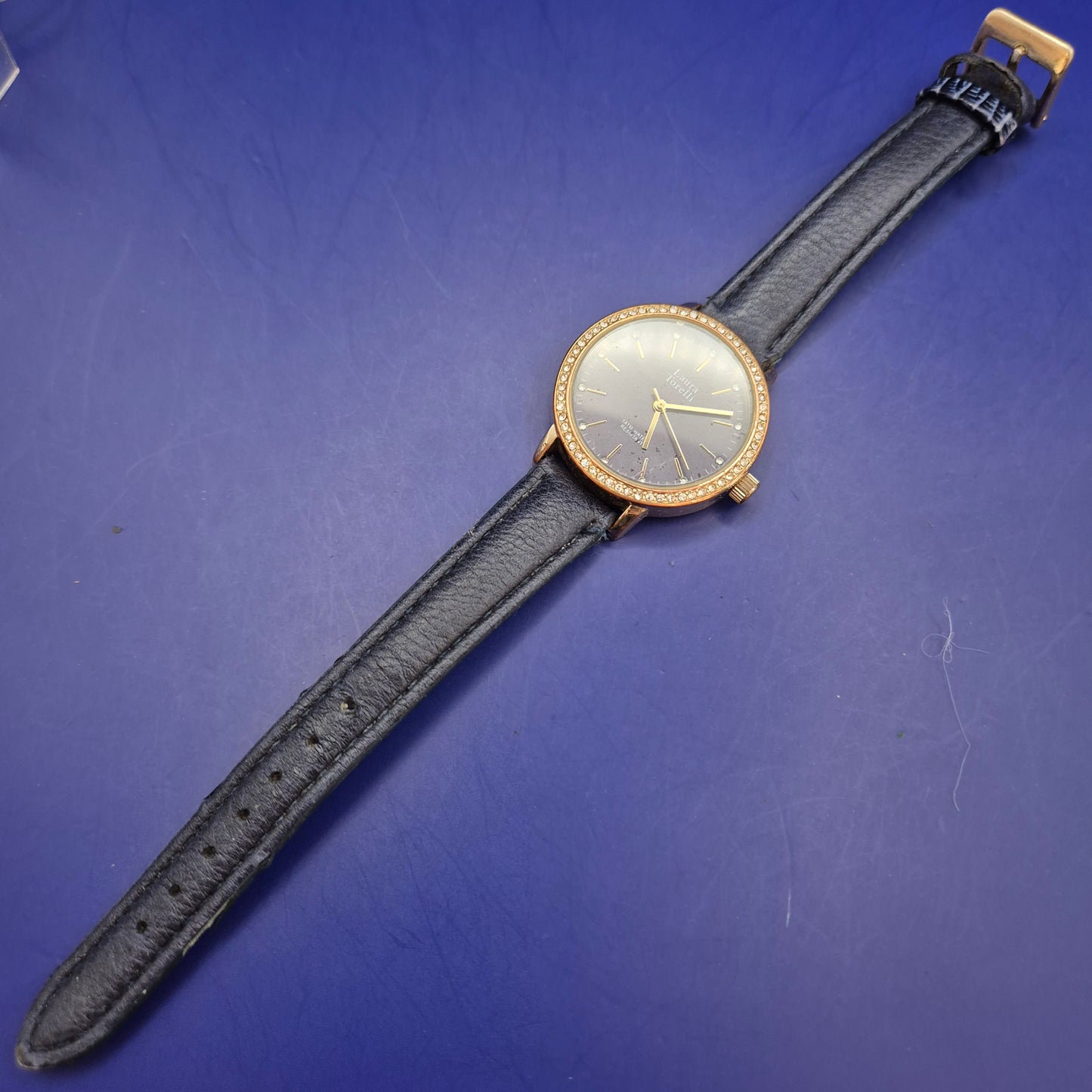 Elegante Laura Torelli Damen Uhr mit Glitzersteinen und dunklem Zifferblatt