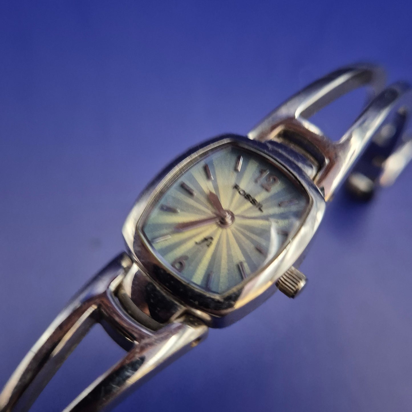 Fossil f2 Damen Uhr – Elegantes Bangle-Design mit blauem Zifferblatt