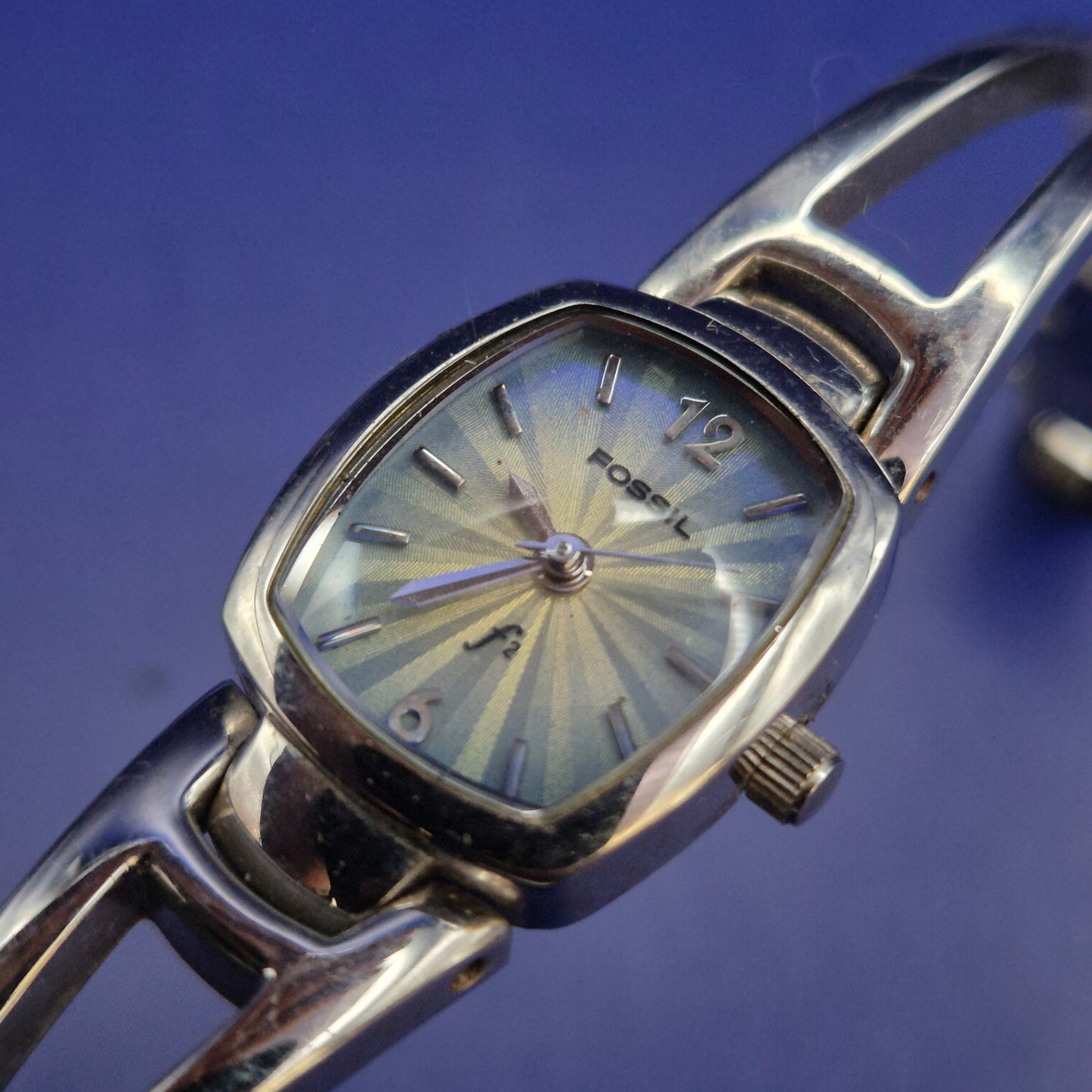 Fossil f2 Damen Uhr – Elegantes Bangle-Design mit blauem Zifferblatt