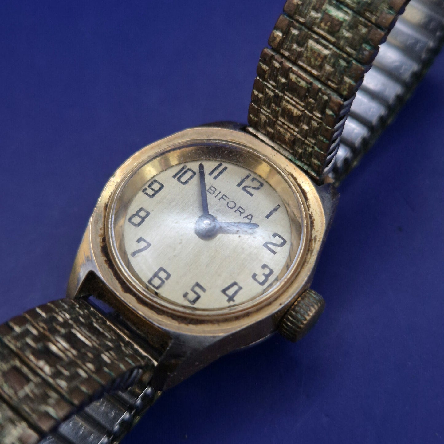 Klassische Bifora Damen Uhr – Vintage-Charme mit Flexband