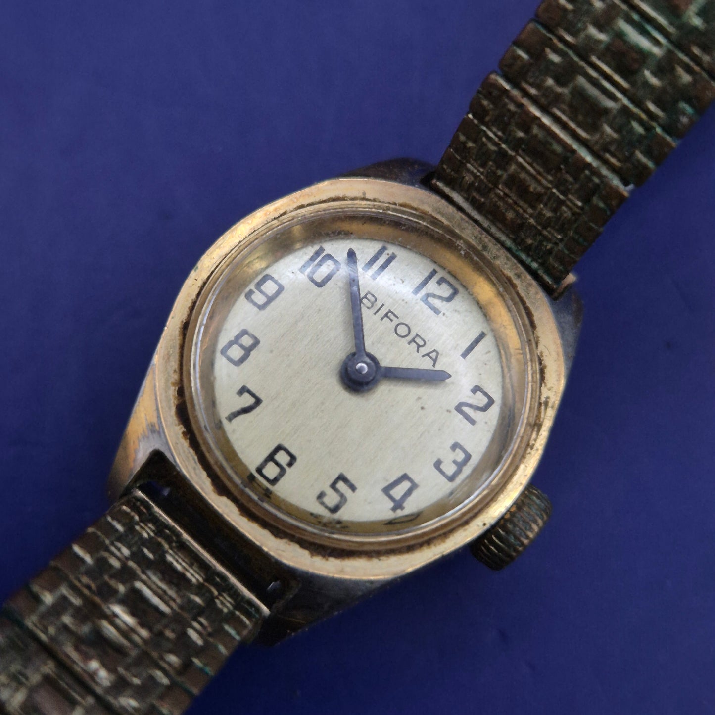 Klassische Bifora Damen Uhr – Vintage-Charme mit Flexband