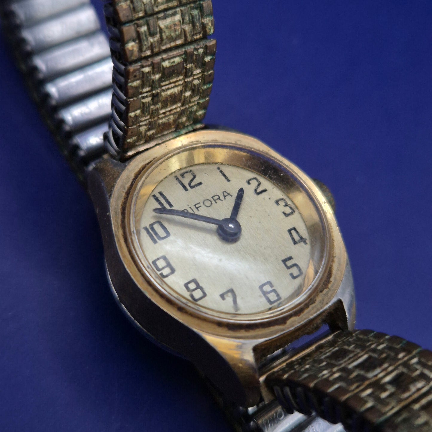 Klassische Bifora Damen Uhr – Vintage-Charme mit Flexband