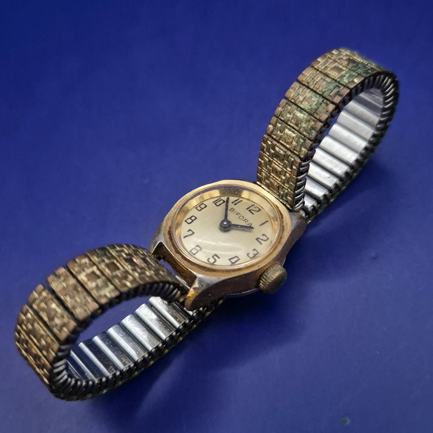 Klassische Bifora Damen Uhr – Vintage-Charme mit Flexband