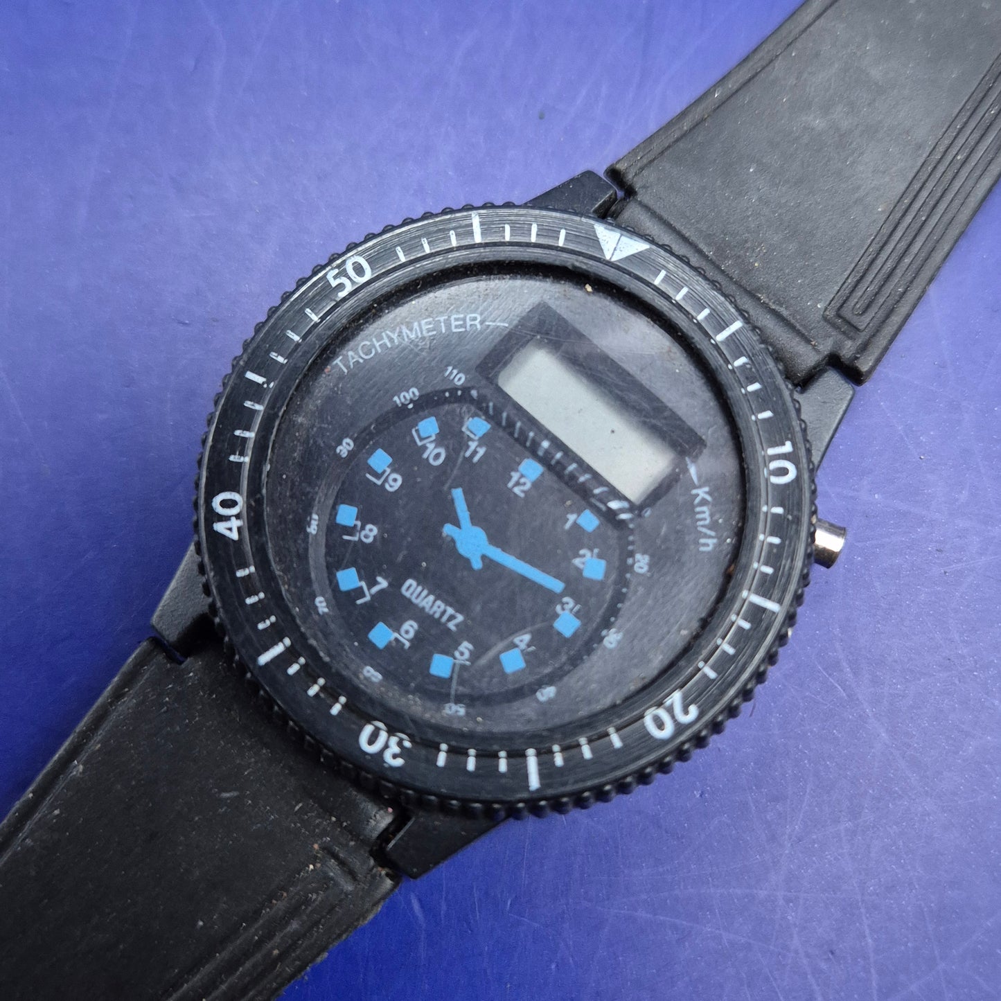 Sportliche Ana-Digi Herren Uhr im Diver-Stil – Schwarz mit blauen Akzenten