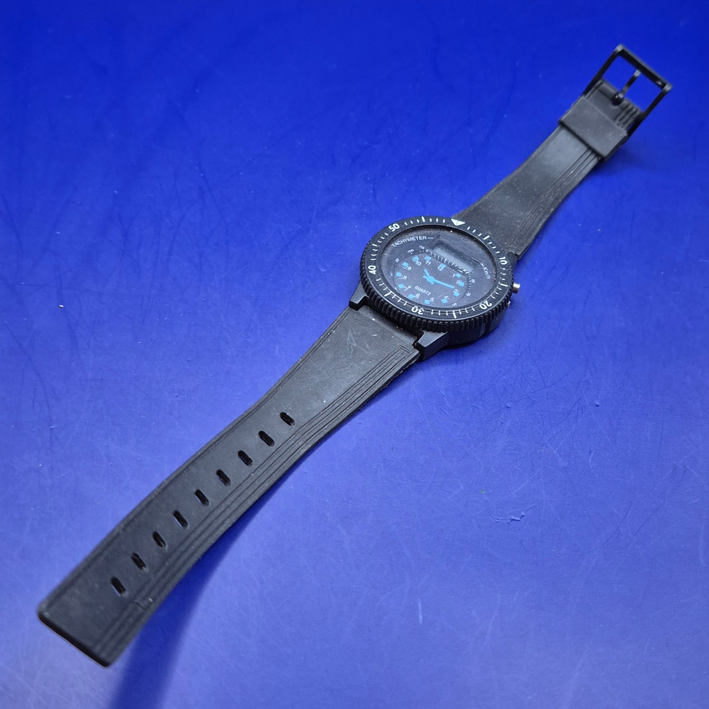 Sportliche Ana-Digi Herren Uhr im Diver-Stil – Schwarz mit blauen Akzenten