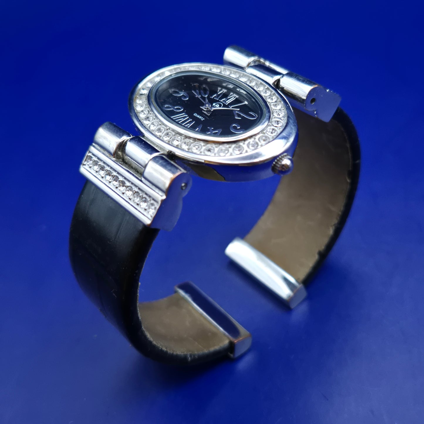 Elegante Damen Uhr – Ovales Design mit Strass und schwarzem Zifferblatt