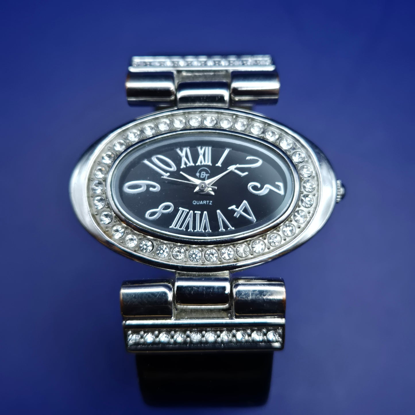Elegante Damen Uhr – Ovales Design mit Strass und schwarzem Zifferblatt