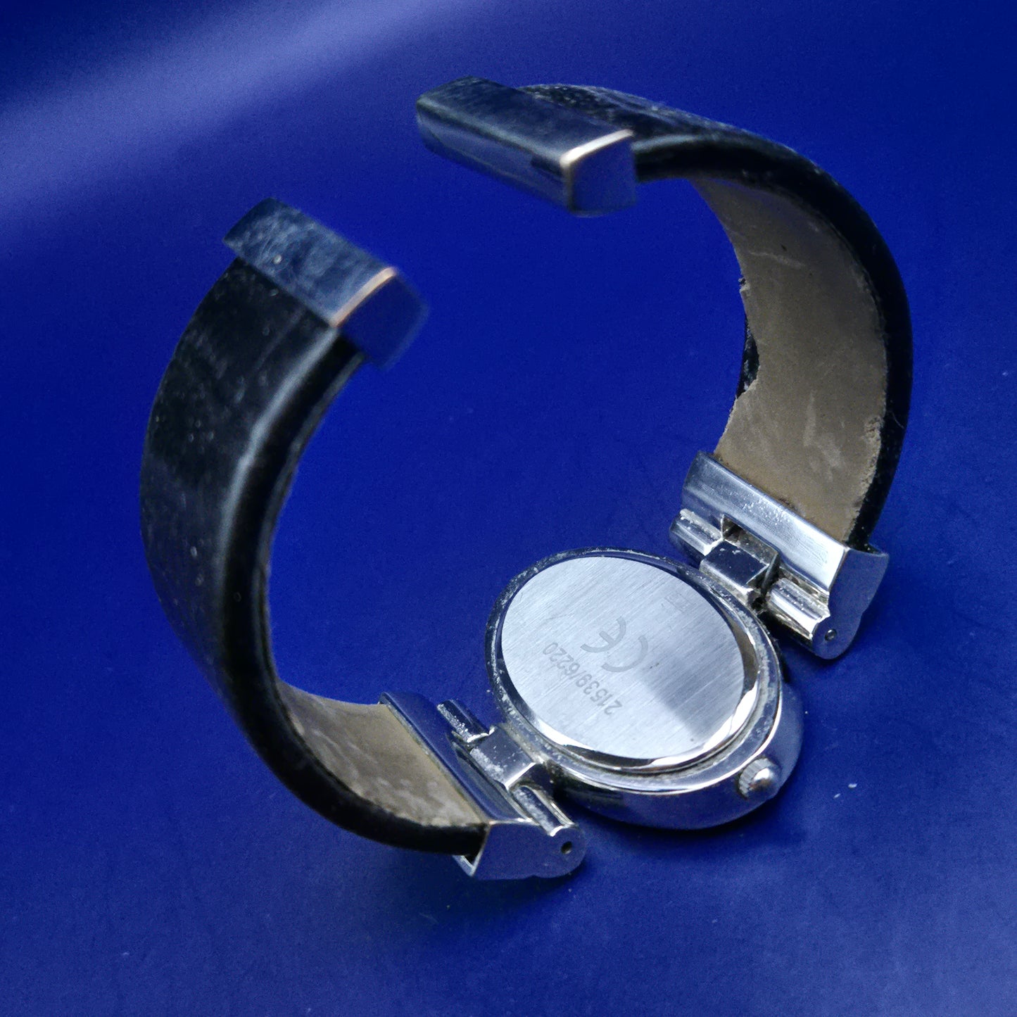 Elegante Damen Uhr – Ovales Design mit Strass und schwarzem Zifferblatt