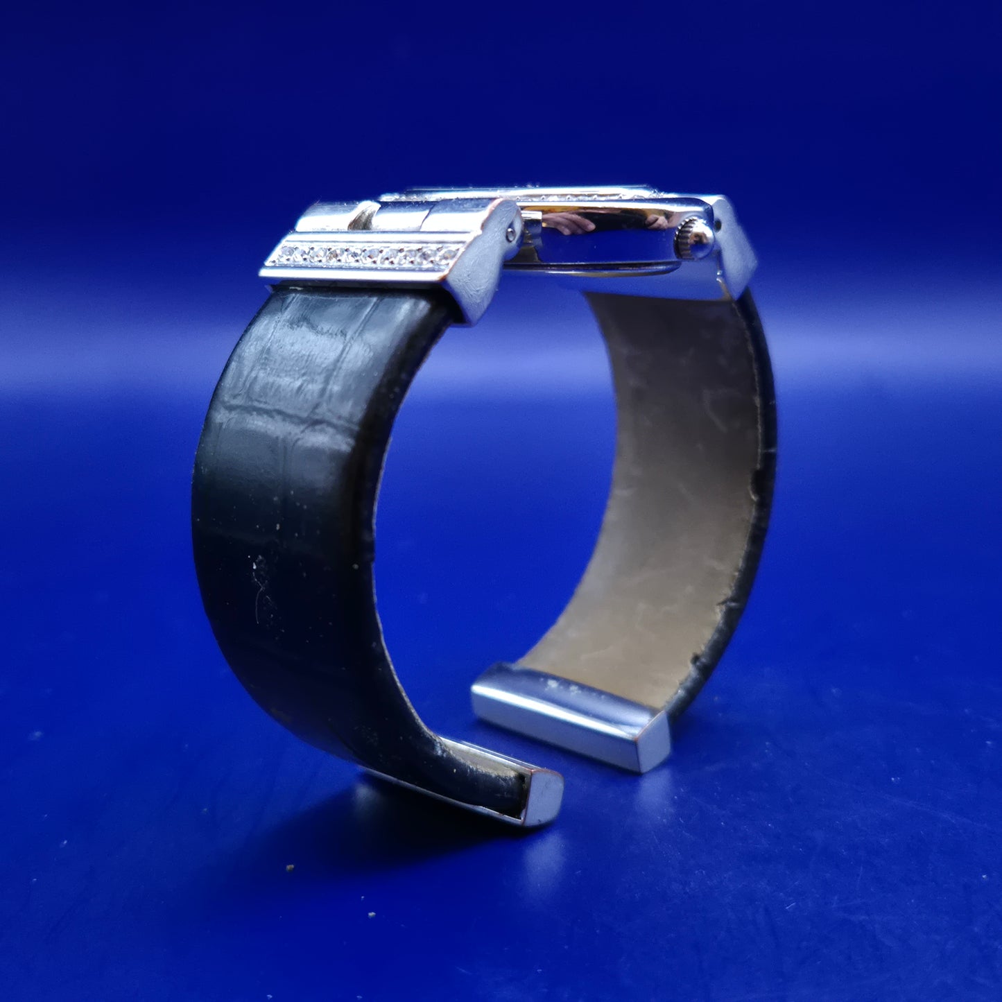 Elegante Damen Uhr – Ovales Design mit Strass und schwarzem Zifferblatt