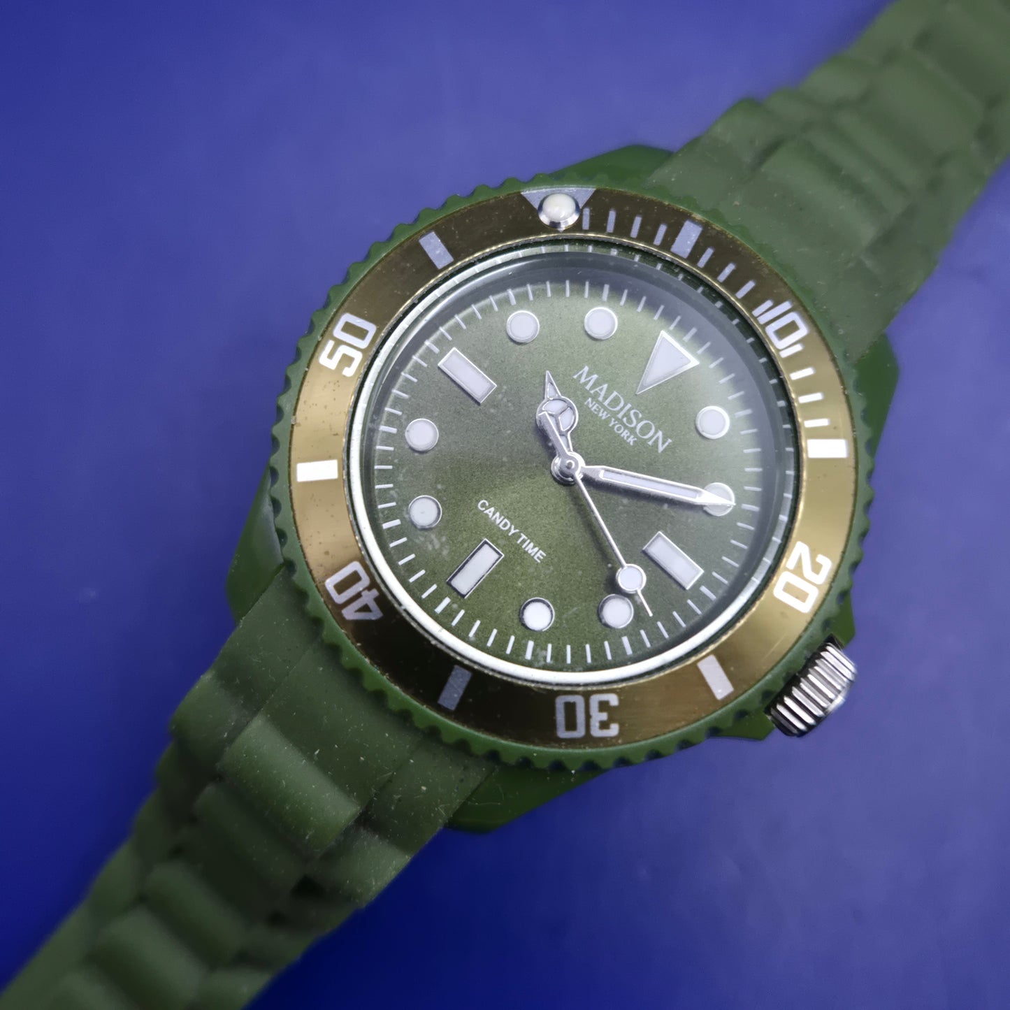 Trendige Madison New York Candy Time – Olivegrüne Unisex Armband Uhr