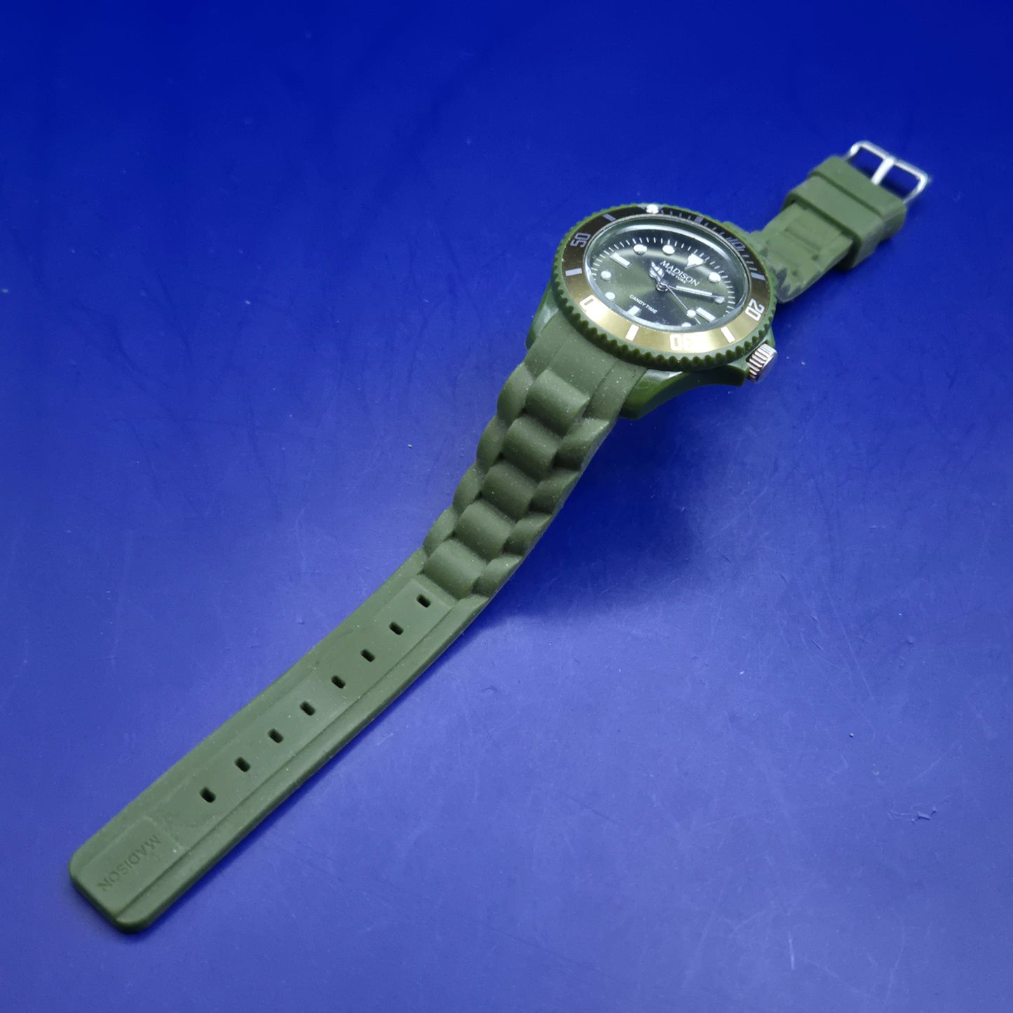 Trendige Madison New York Candy Time – Olivegrüne Unisex Armband Uhr
