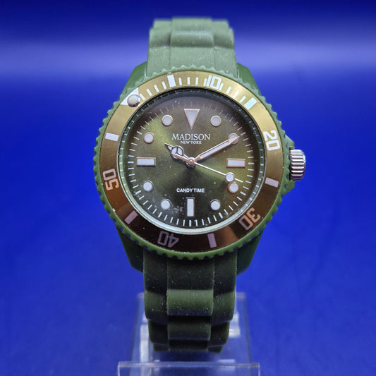 Trendige Madison New York Candy Time – Olivegrüne Unisex Armband Uhr