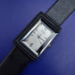 Moderne In Time Herren Uhr – Schwarzes Rechteck-Design im Retro-Look
