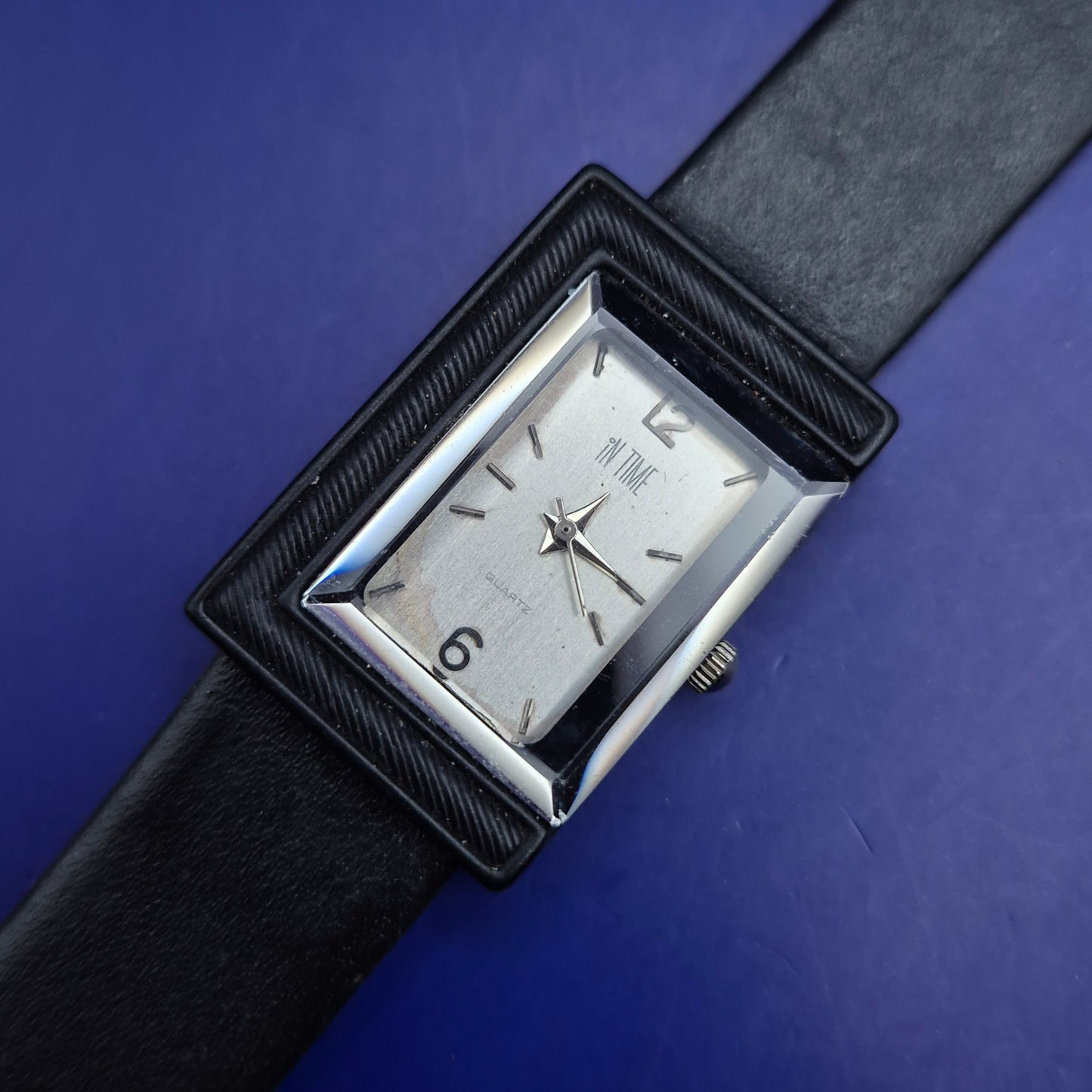 Moderne In Time Herren Uhr – Schwarzes Rechteck-Design im Retro-Look