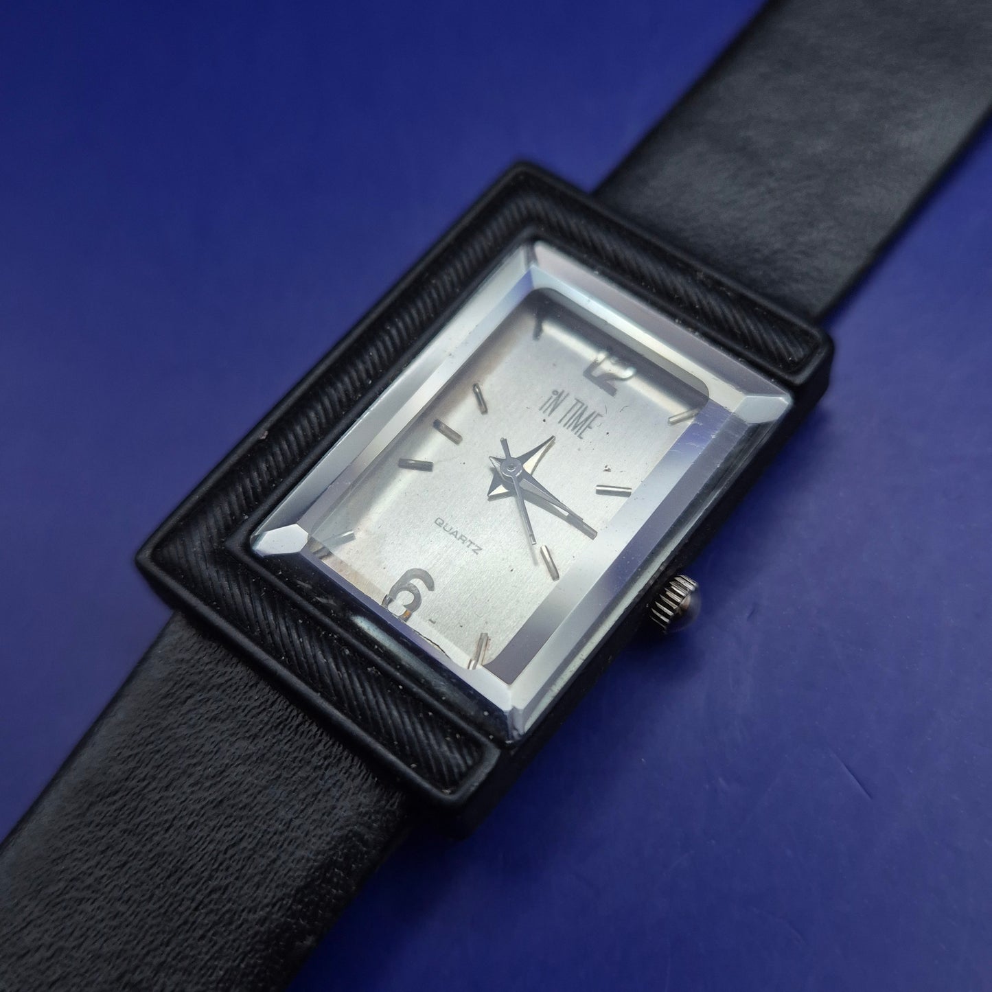 Moderne In Time Herren Uhr – Schwarzes Rechteck-Design im Retro-Look