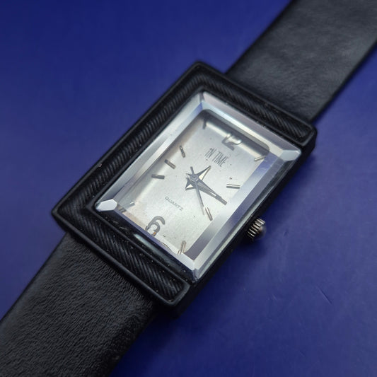 Moderne In Time Herren Uhr – Schwarzes Rechteck-Design im Retro-Look
