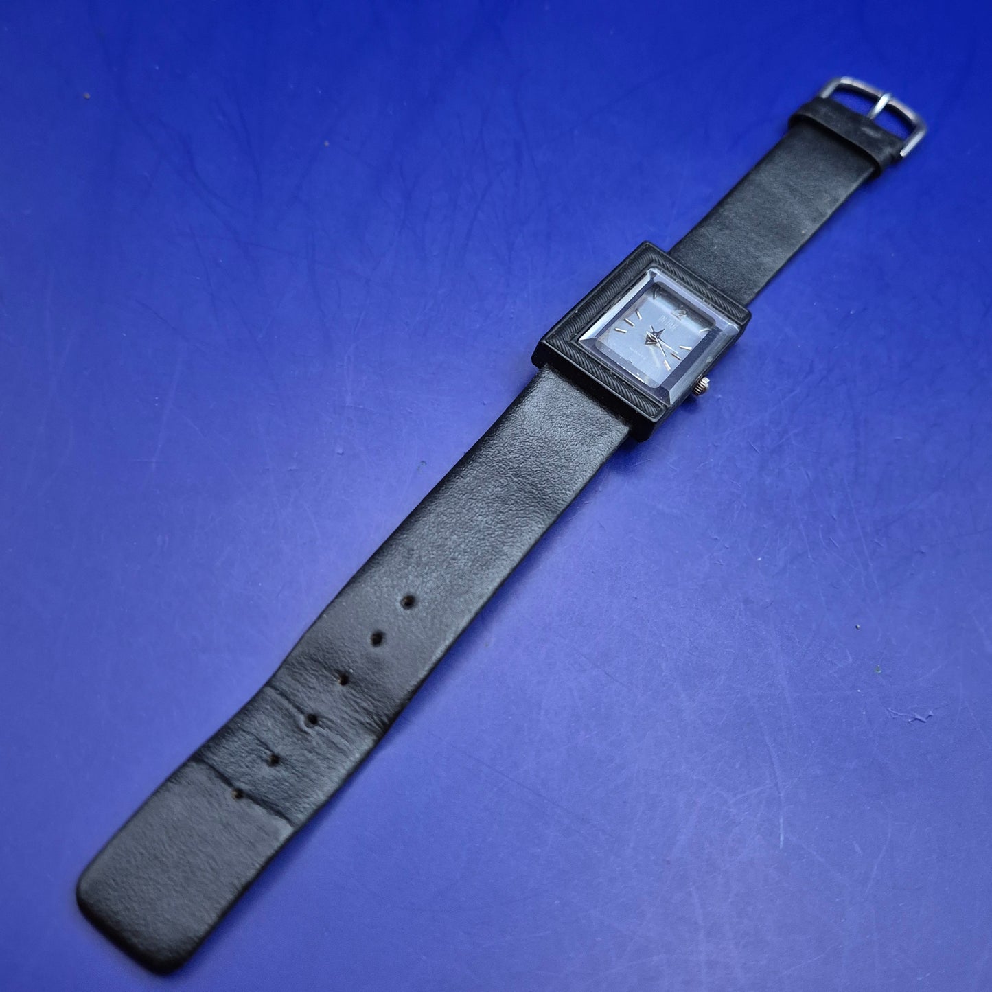 Moderne In Time Herren Uhr – Schwarzes Rechteck-Design im Retro-Look