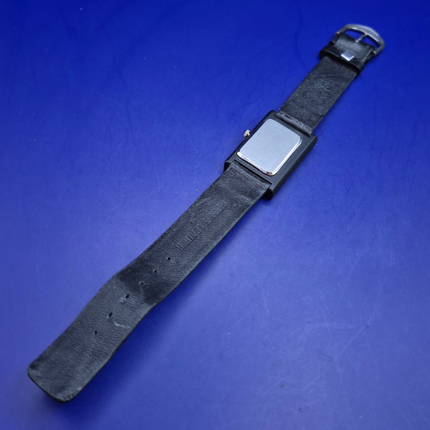 Moderne In Time Herren Uhr – Schwarzes Rechteck-Design im Retro-Look