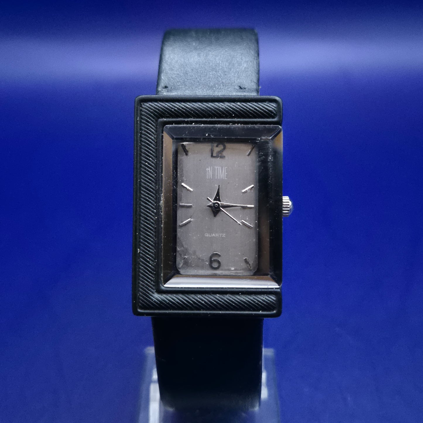 Moderne In Time Herren Uhr – Schwarzes Rechteck-Design im Retro-Look