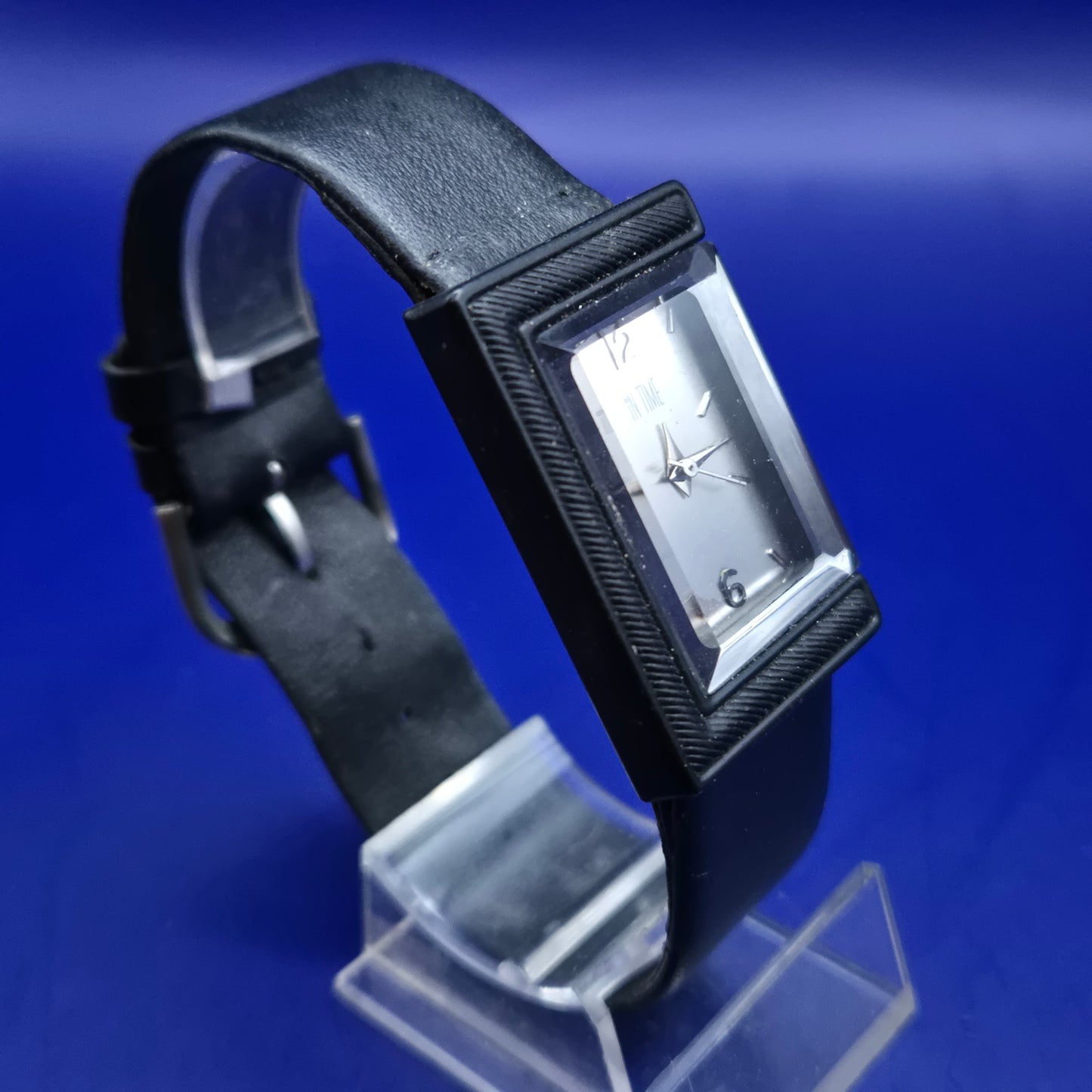 Moderne In Time Herren Uhr – Schwarzes Rechteck-Design im Retro-Look