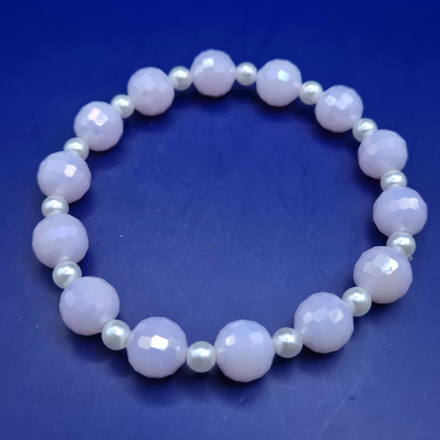Elegantes Damen Armband – Rosafarbene Perlen & Facettenschliff