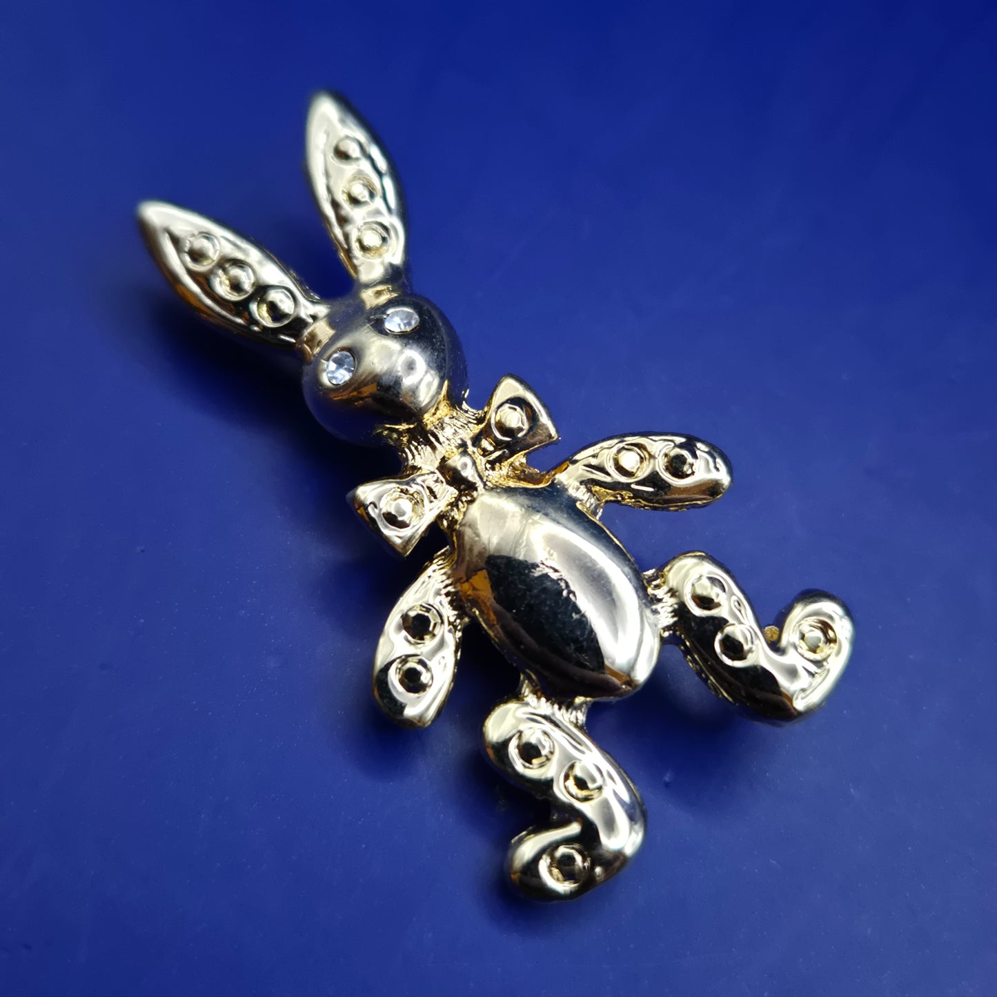 Goldfarbene Hasen Brosche – Verspieltes Design mit Strass-Details