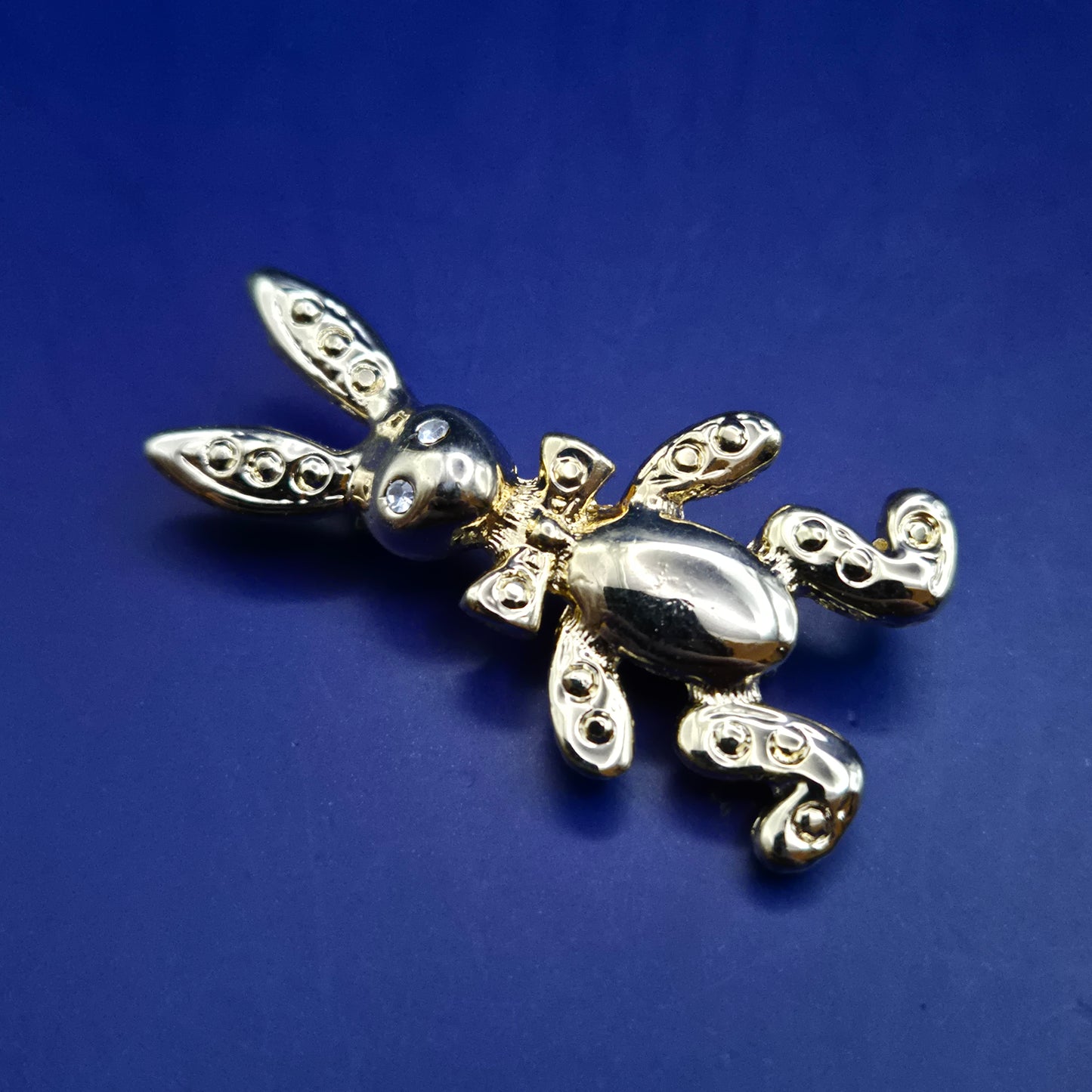 Goldfarbene Hasen Brosche – Verspieltes Design mit Strass-Details