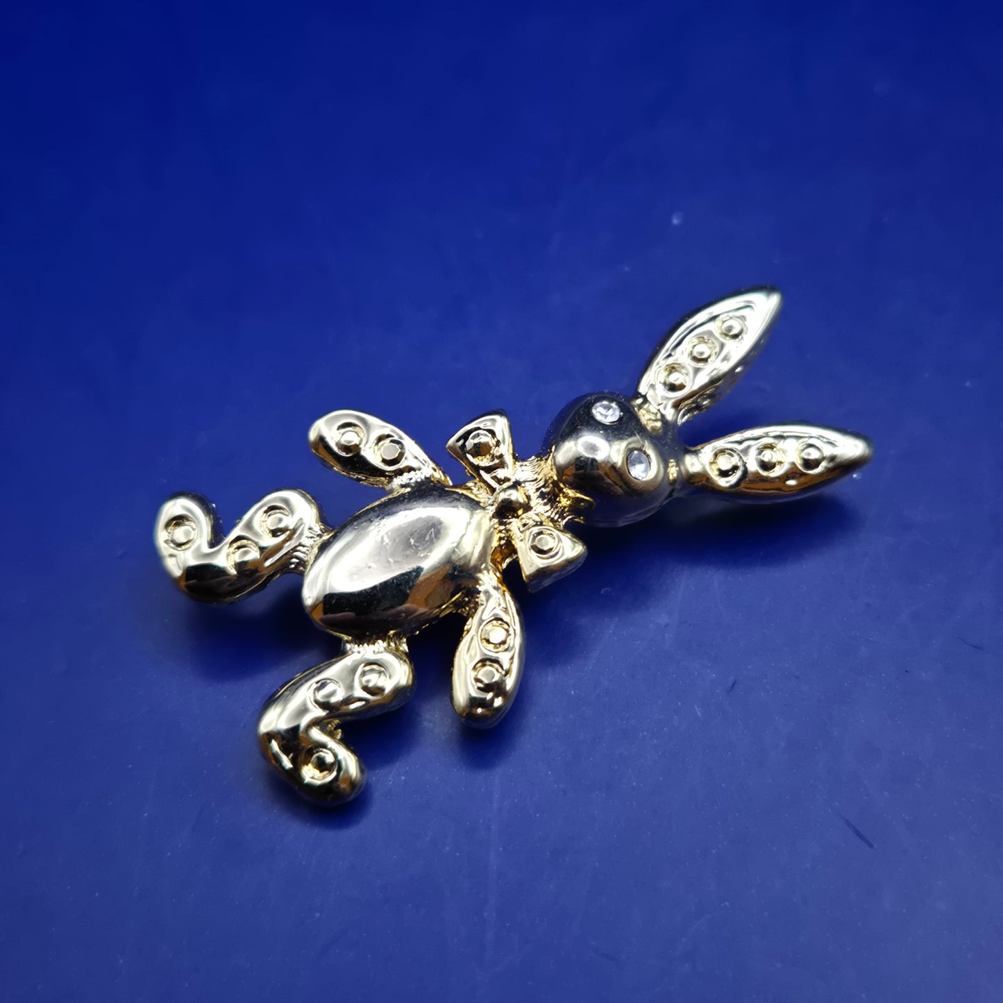 Goldfarbene Hasen Brosche – Verspieltes Design mit Strass-Details