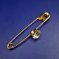 Elegante goldfarbene Brosche – Sicherheitsnadel mit funkelndem Kristall