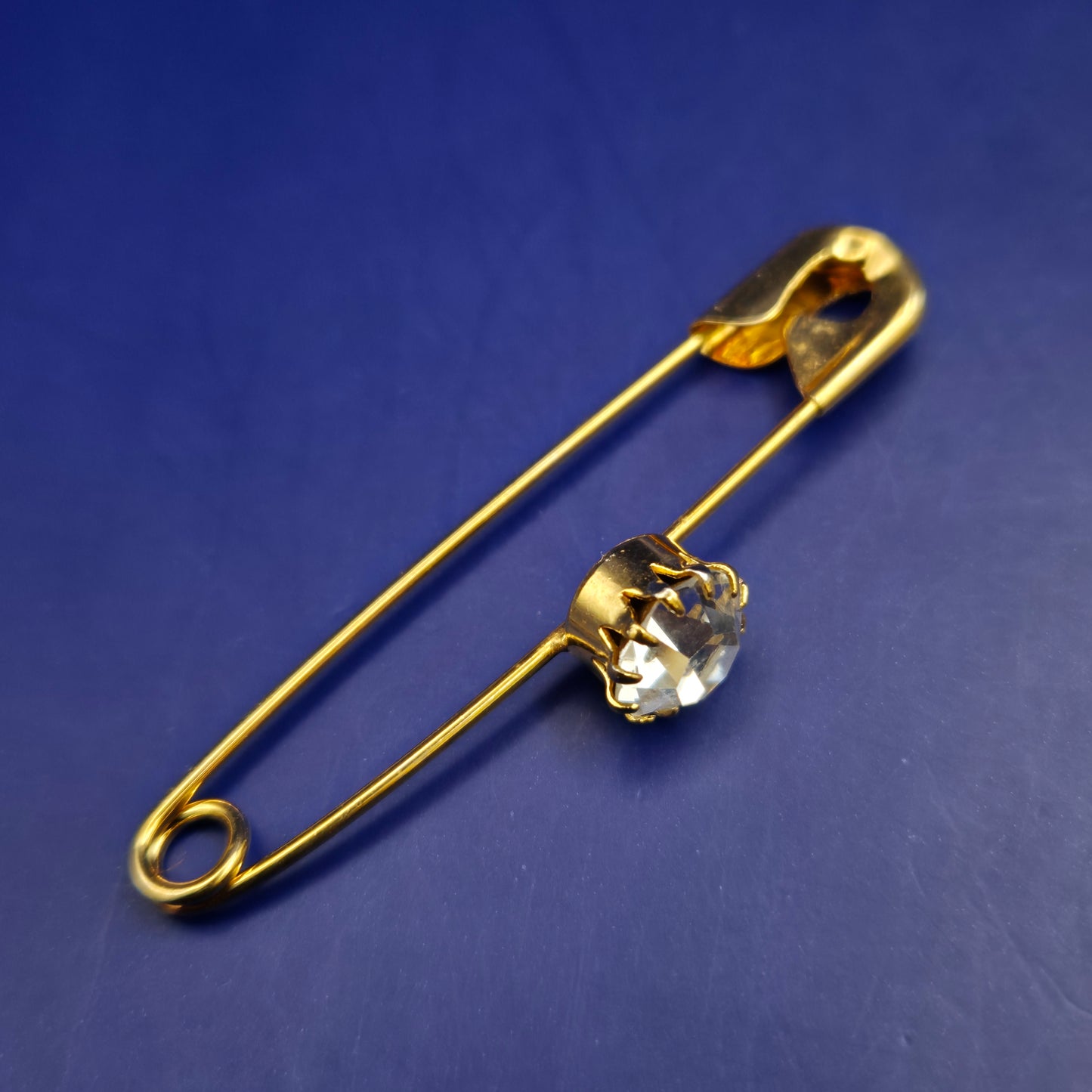 Elegante goldfarbene Brosche – Sicherheitsnadel mit funkelndem Kristall
