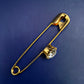 Elegante goldfarbene Brosche – Sicherheitsnadel mit funkelndem Kristall