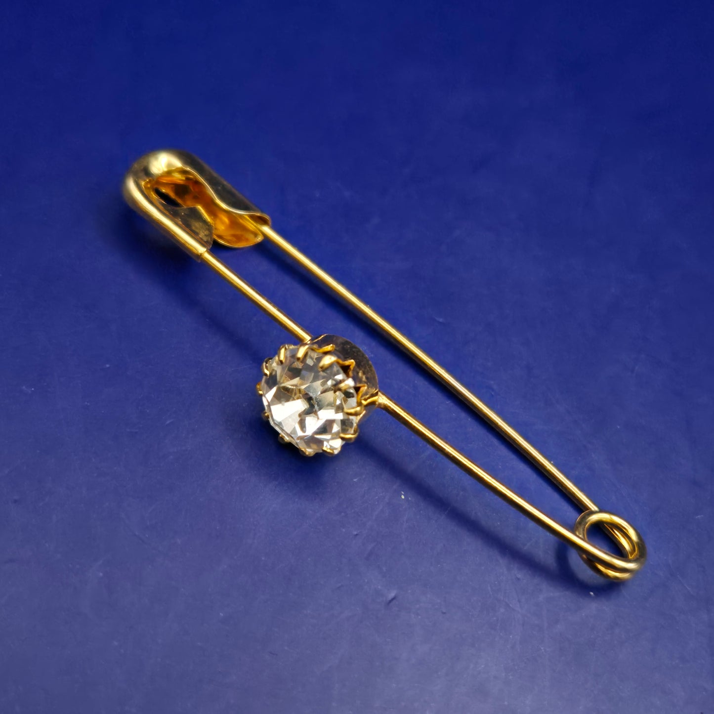 Elegante goldfarbene Brosche – Sicherheitsnadel mit funkelndem Kristall