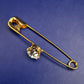 Elegante goldfarbene Brosche – Sicherheitsnadel mit funkelndem Kristall