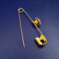 Elegante goldfarbene Brosche – Sicherheitsnadel mit funkelndem Kristall